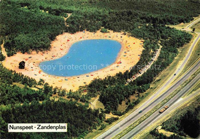 Nunspeet Gelderland NL Zandenplas Badesee Sandstrand Autobahn Wald Badegaeste
