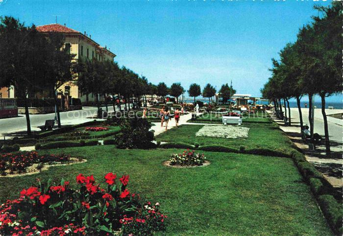 PESARO Marche IT Hotel-Clipper Strandpromenade Park Blumenbeete Baeume Badegaest