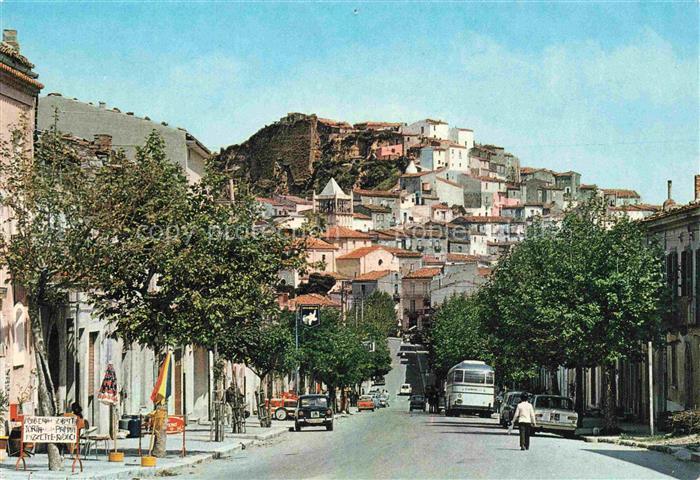 Calitri Avellino Campania IT Corso-Garibaldi Strassenszene Stadtberg Burg Autos