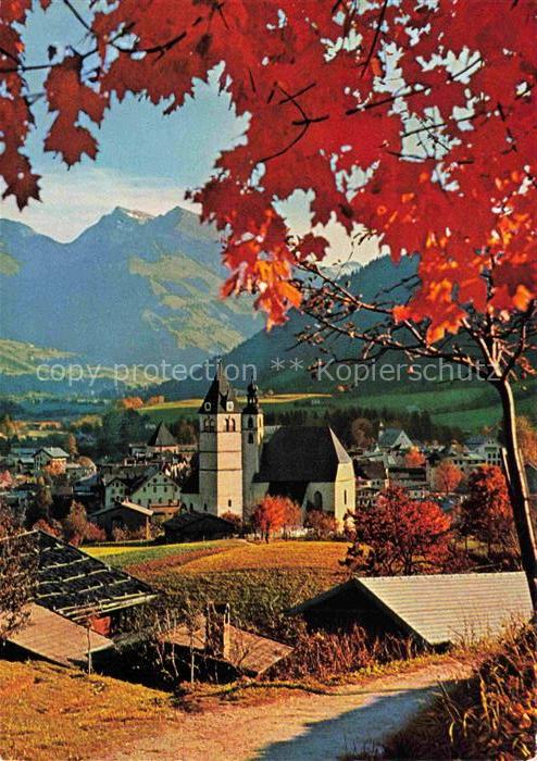 Kitzbuehel Tirol AT Herbst Ahorn Kirche Kirchturm Bergpanorama Ortschaft Tal Wie