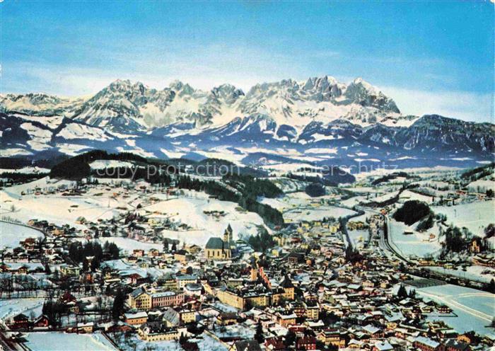 Kitzbuehel Tirol AT Wilder-Kaiser Winterpanorama Kirchturm Tal Skipiste Bergkett