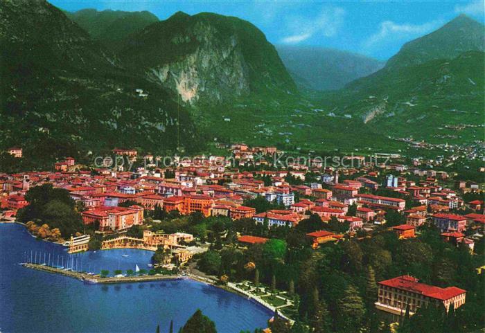 Riva  del Garda Riva sul Garda IT Lago-di-Garda Seepromenade Bergpanorama Stadta