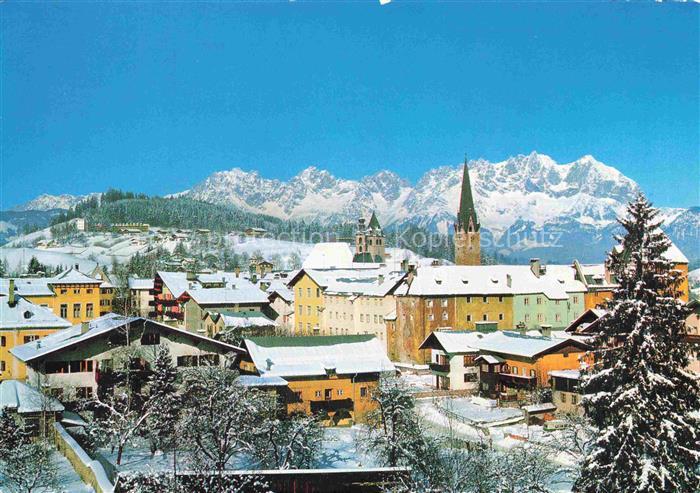 Kitzbuehel Tirol AT Winterpanorama Stadtansicht Kirchturm Schloss-Lebenberg Berg