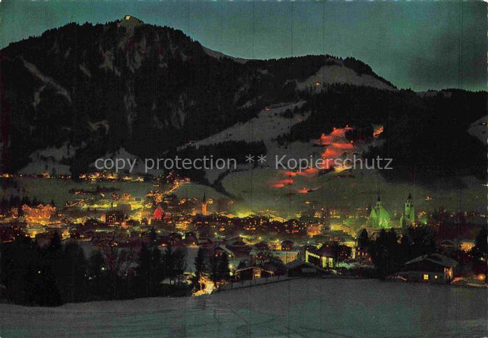 Kitzbuehel Tirol AT Nachtpiste Skigebiet Stadtpanorama Nachtaufnahme Beleuchtung