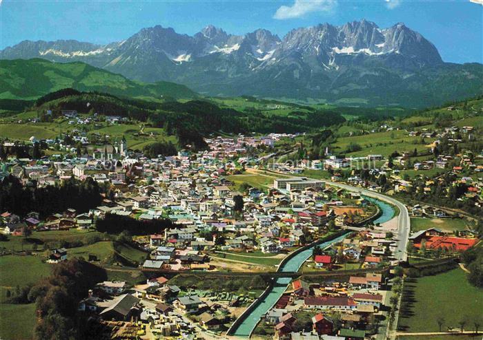 Kitzbuehel Tirol AT Stadtpanorama Fluss Kirchturm Bergdorf Sommerszene Talansich