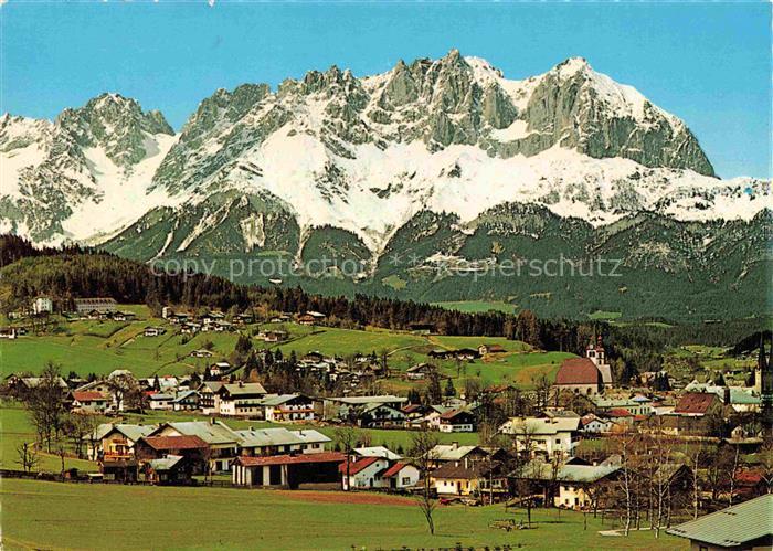 Kitzbuehel Tirol AT Bergpanorama Stadtansicht Wiesen Kirchturm Bergdorf Sommerla