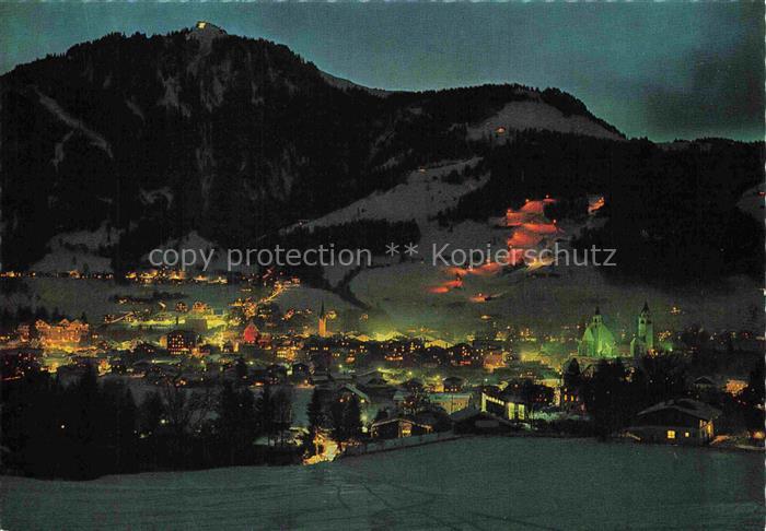 Kitzbuehel Tirol AT Nachtaufnahme Nachtpiste Hahnenkamm Fackelabfahrt Stadtbeleu