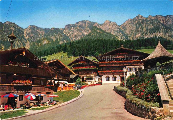 Alpbach 1000m Brixlegg Tirol AT Dorfplatz Tiroler-Haeuser Geranien Bergkulisse N