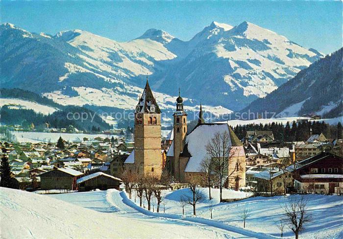 Kitzbuehel Tirol AT Kirchturm Pfarrkirche Stadtkirche Winterpanorama Berglandsch