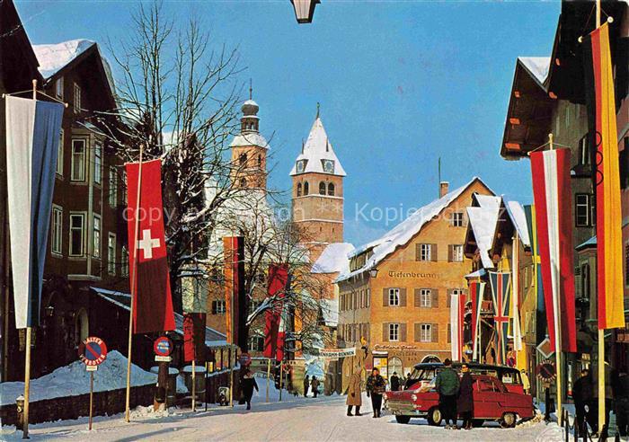 Kitzbuehel Tirol AT Hauptstrasse Kirchturm Schweizer-Fahne oesterreich-Fahne Sla