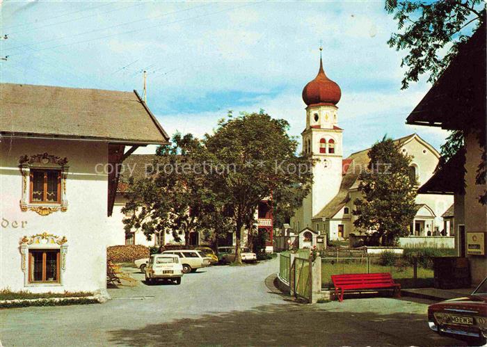 Oberleutasch Tirol Innsbruck Tirol AT Zwiebelturm-Kirche Dorfplatz Autos Bauernh