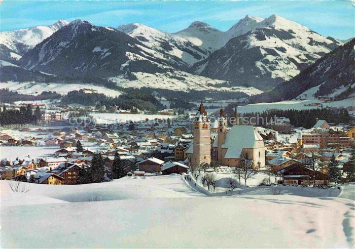 Kitzbuehel Tirol AT Winterlandschaft Schnee Kirchturm Dorf Bergpanorama Wintersp