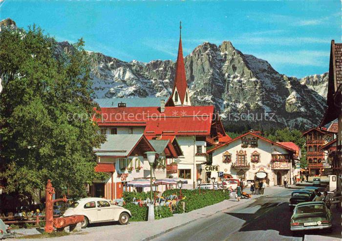SEEFELD Tirol AT Seefeld Dorfzentrum Kirche Café Bergpanorama Passanten VW-Kaefe