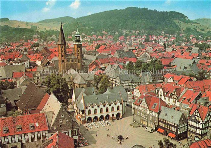 GOSLAR Harz Niedersachsen Marktplatz Rathaus Brunnen Kirche Fachwerkhaus Altstad