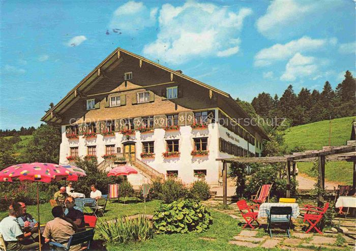 Berg Oberstaufen Alpengasthof-Eibelehmuehle Terrasse Garten Liegestuehle Sonnens