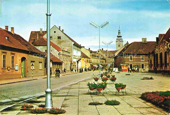 Cakovec Croatia Marktplatz Blumenbeete Kirchturm Strassenlaterne Fussgaenger Fah