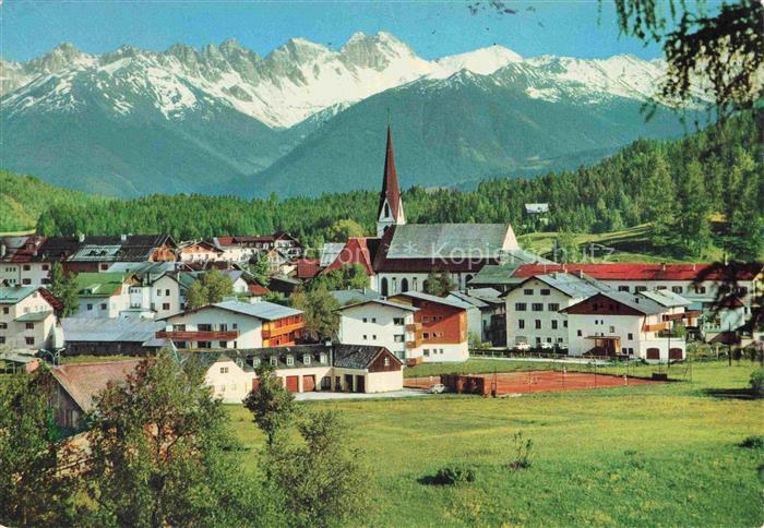 SEEFELD Tirol AT Kalkkoegel Stubaier-Alpen Kirchturm Bergdorf Sommer Tennisplatz