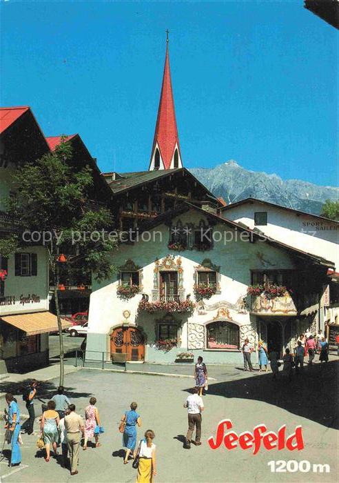 SEEFELD Tirol AT Schmuckkastl Kirchturm Ortskern Passanten Lueftlmalerei Geranie