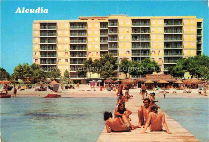 Puerto d Alcudia Mallorca ES Playa-del-Puerto Strand Hotel Steg Sonnenschirme St