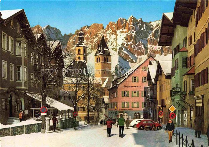 Kitzbuehel Tirol AT Vorderstadt Tiefenbrunner Kirchturm Wilder-Kaiser Passanten