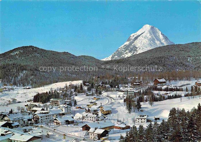 SEEFELD Tirol AT Hohe-Munde Wintersportort Schnee Ortschaft Skipiste Nadelwald W