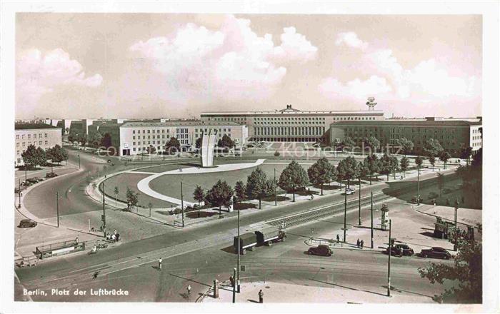 BERLIN  CITY Platz-der-Luftbruecke Tempelhof Luftbrueckedenkmal Strassenkreuzung