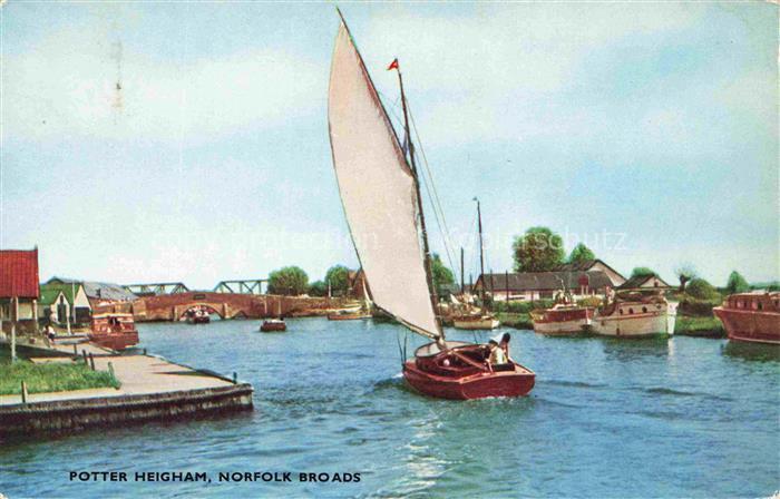 Potter Heigham UK Norfolk-Broads Segelboot Kanal Bruecke Boote Fluss Steg Baeume