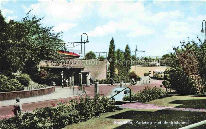 ENSCHEDE Overijssel NL Parkweg Beatrixtunnel Zug Eisenbahnbruecke Fahrraeder Par