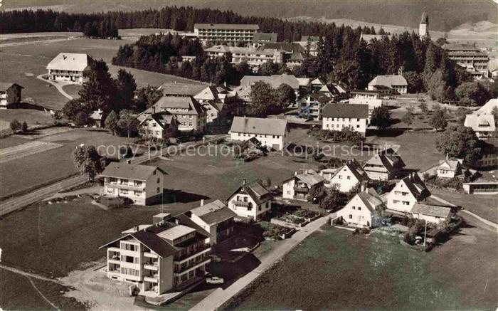 Hoechenschwand Schwarzwald BW Hochschwarzwald Dorf Wohnhaeuser Hotel Kirche Feld