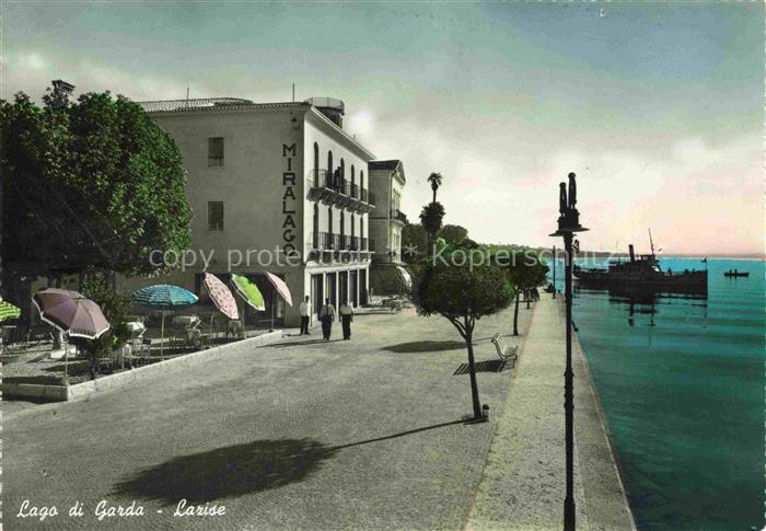 Lazise Lago di Garda IT Hotel-Miralago Seepromenade Gardasee Sonnenschirme Dampf