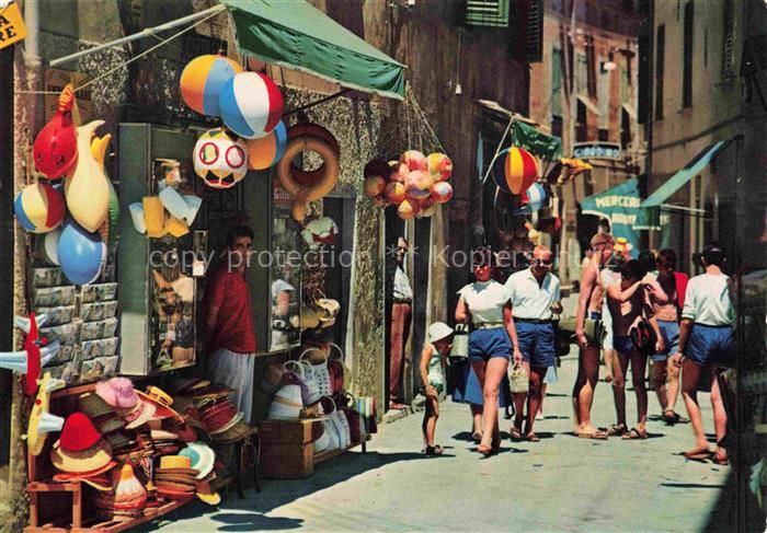ALAssIO Savona Liguria IT Il-Budello Gasse Souvenirgeschaeft Ballons Touristen P
