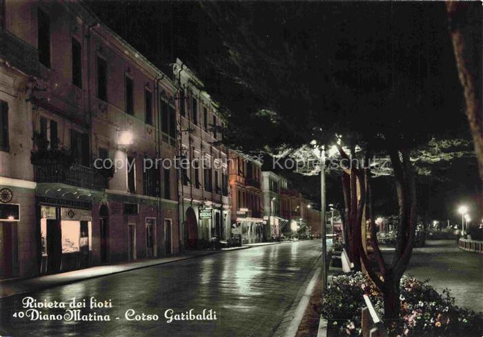 Diano Marina Imperia Liguria IT Corso-Garibaldi Nachtaufnahme Promenade Geschaef