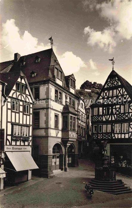 BERNKASTEL-KUES Berncastel Rheinland-Pfalz Marktplatz Fachwerkhaeuser Brunnen Kr