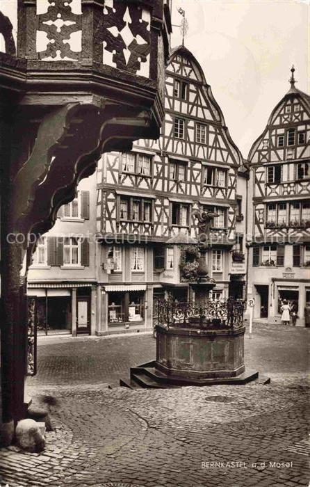 BERNKASTEL-KUES Berncastel Rheinland-Pfalz Marktplatz Fachwerkhaeuser Brunnen Pf