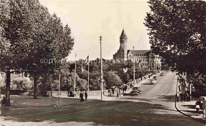 LUXEMBOURG  Luxemburg Boulevard Staatsbank Strassenbahn Flaggen Baeume Passanten