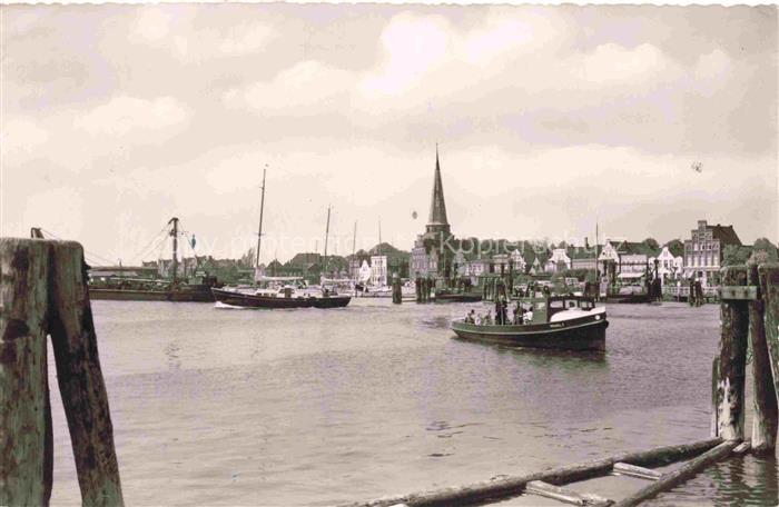 TRAVEMueNDE Ostseebad Privatfaehre Hafen Ostsee Segelschiffe Motorboot Kirchturm