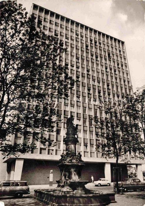 KoeLN RHEIN Polizeipraesidium Hochhaus Brunnen Baeume Autos Platz