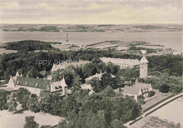 Bregninge Fliegeraufnahme Kirche Turm Gebaeude Baeume Bucht Landschaft