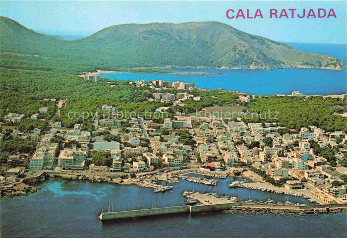 Cala Ratjada Balleares Mallorca ES Hafen Mole Meer Berge Hotels Ort Kueste Luftb