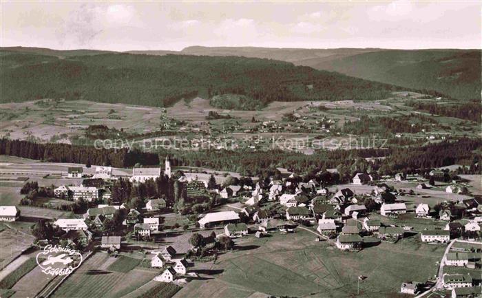 Hoechenschwand Schwarzwald BW Luftbild Dorf Kirche Schwarzwald Huegel Felder Wal