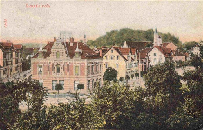 Leutkirch Stadtansicht Wohnhaeuser Kirchturm Baeume Huegel Panorama-Stadtbild