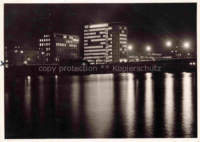 FRANKFURT AM MAIN Nachtaufnahme Main Hochhaeuser Frankfurter-Bruecke Spiegelung