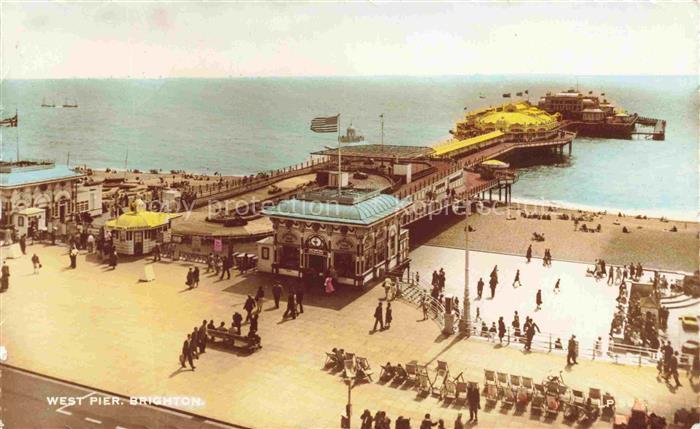 BRIGHTON East Sussex UK West-Pier Strandpromenade Meer Vergnuegungspier Passant