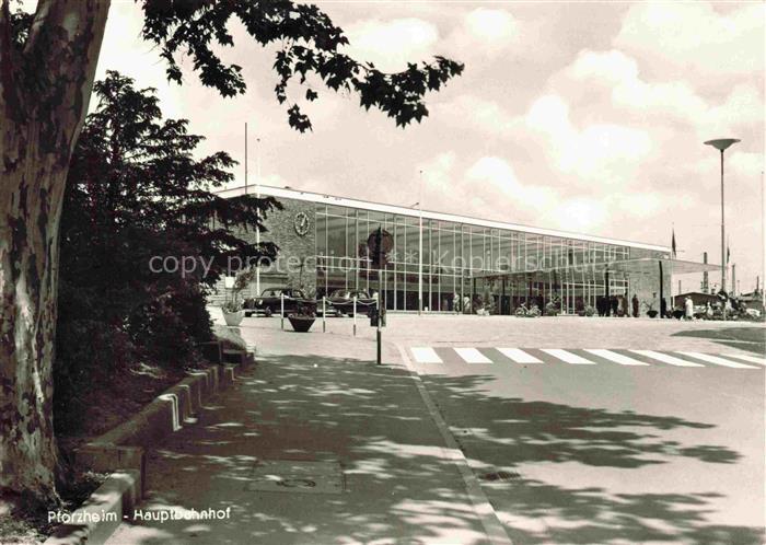 PFORZHEIM BW Hauptbahnhof Bahnhof Glasfassade Moderne-Architektur Vorplatz Autos