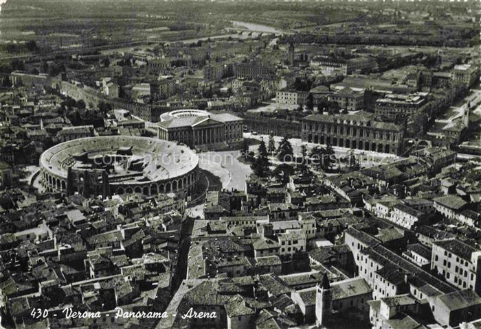 VERONA Veneto IT Arena Amphitheater Fliegeraufnahme Piazza-Brà Altstadt Daecher