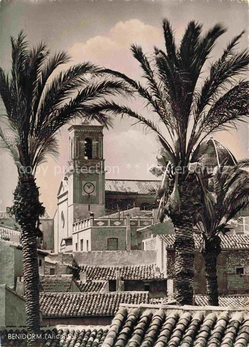 BENIDORM ES Kirchturm Palmen Daecher Altstadt Glockenturm Uhr