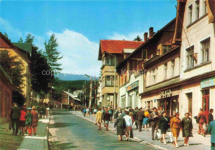 Karpacz Krummhuebel Riesengebirge PL Ulica-1-Maja Fussgaenger Geschaefte Bergsta