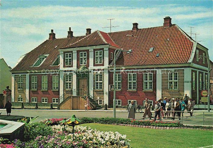 Varde DK Kampmanns-Haus Backsteingebaeude Blumengarten Passanten historisches-Ge