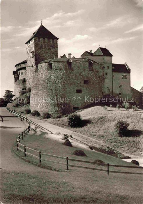 Vaduz Liechtenstein FL Schloss-Vaduz Burg Turm Burgmauer Weg Zaun Wiese