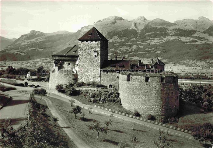 Vaduz Liechtenstein FL Schloss-Vaduz Burg Tuerme Burgmauer Schweizer-Berge Alpen